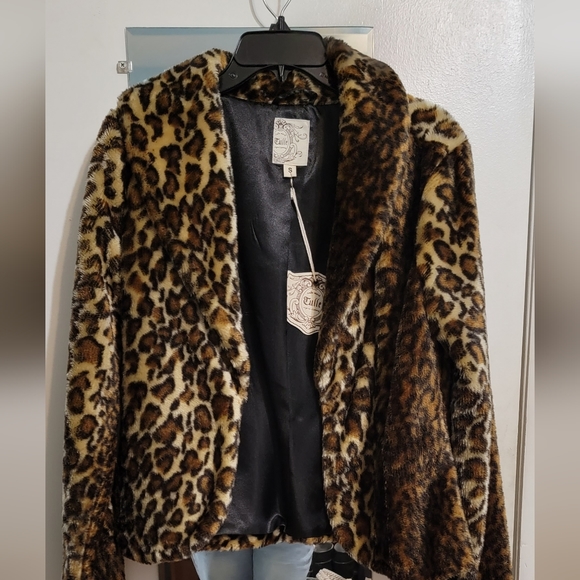 Velvety soft leopard faux fur 🐾 - Picture 3 of 5